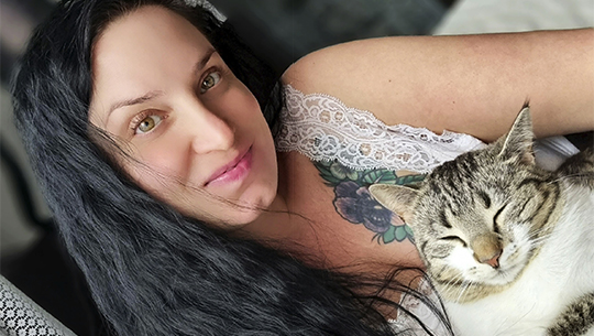 Johanna Oikarinen kissa sylissä
