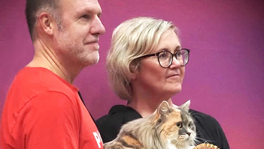 Kaisa ja Harri Kekola sekä kotikissa Essi